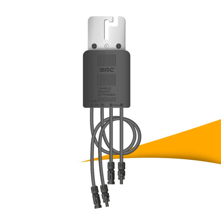 BRC Power Optimizer M700-E module-optimizer met zilveren montageplaat, vier aansluitkabels en MC4-stekkers voor een wit-blauwe achtergrond.