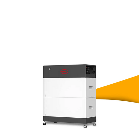 BYD HVS+ 5.1 Battery-Box kopen bij solago.nl, thuisbatterij voor PV installatie op witte achtergrond met oranje podium productfoto