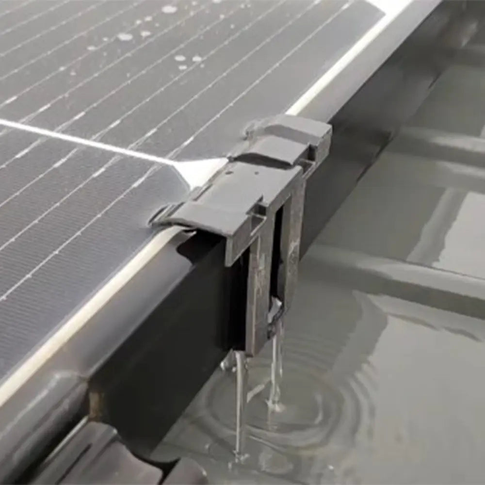 Drainageclip voor zonnepanelen kopen bij solago.nl – clip toont waterafvoer onder zonnepaneel