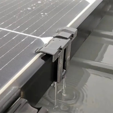Drainageclip voor zonnepanelen kopen bij solago.nl – clip toont waterafvoer onder zonnepaneel