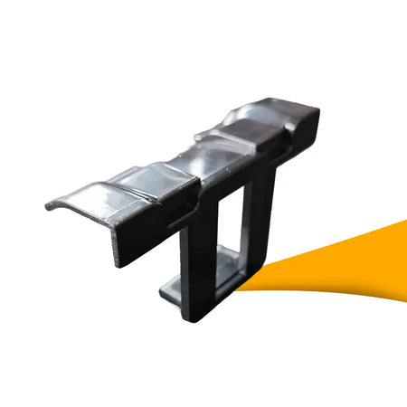 Afwateringsclips voor zonnepanelen kopen bij solago.nl – clips op wit mit oranje podium