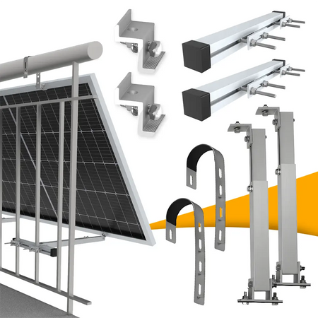 Balkon montagesysteem voor zonnepanelen, praktische balkonbeugel voor veilige bevestiging van een balkoninstallatie, balkon montagesysteem kopen bij solago.nl, op witte achtergrond met oranje podium