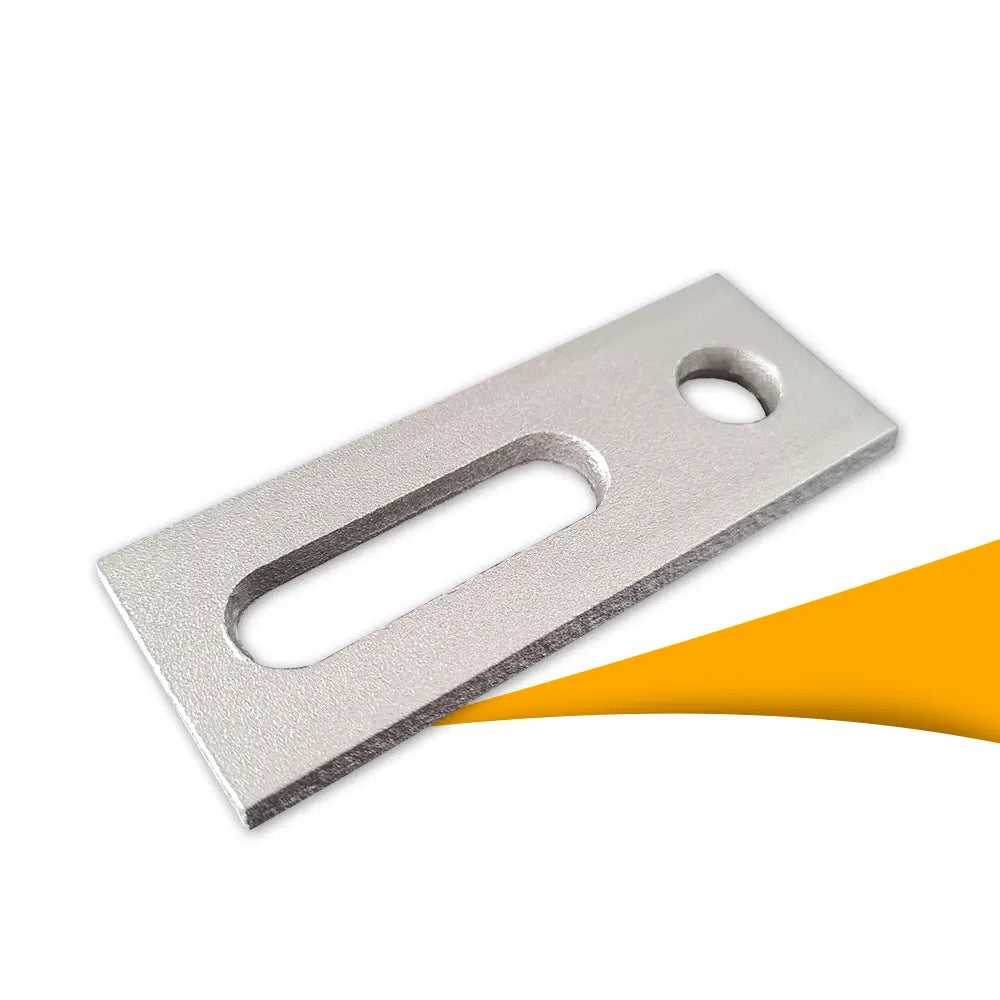 RVS adapterplaat voor stockschroef M10, montageaccessoire voor dakbevestiging en PV-onderconstructie, adapterplaat kopen bij solago.nl, op witte achtergrond met oranje podium