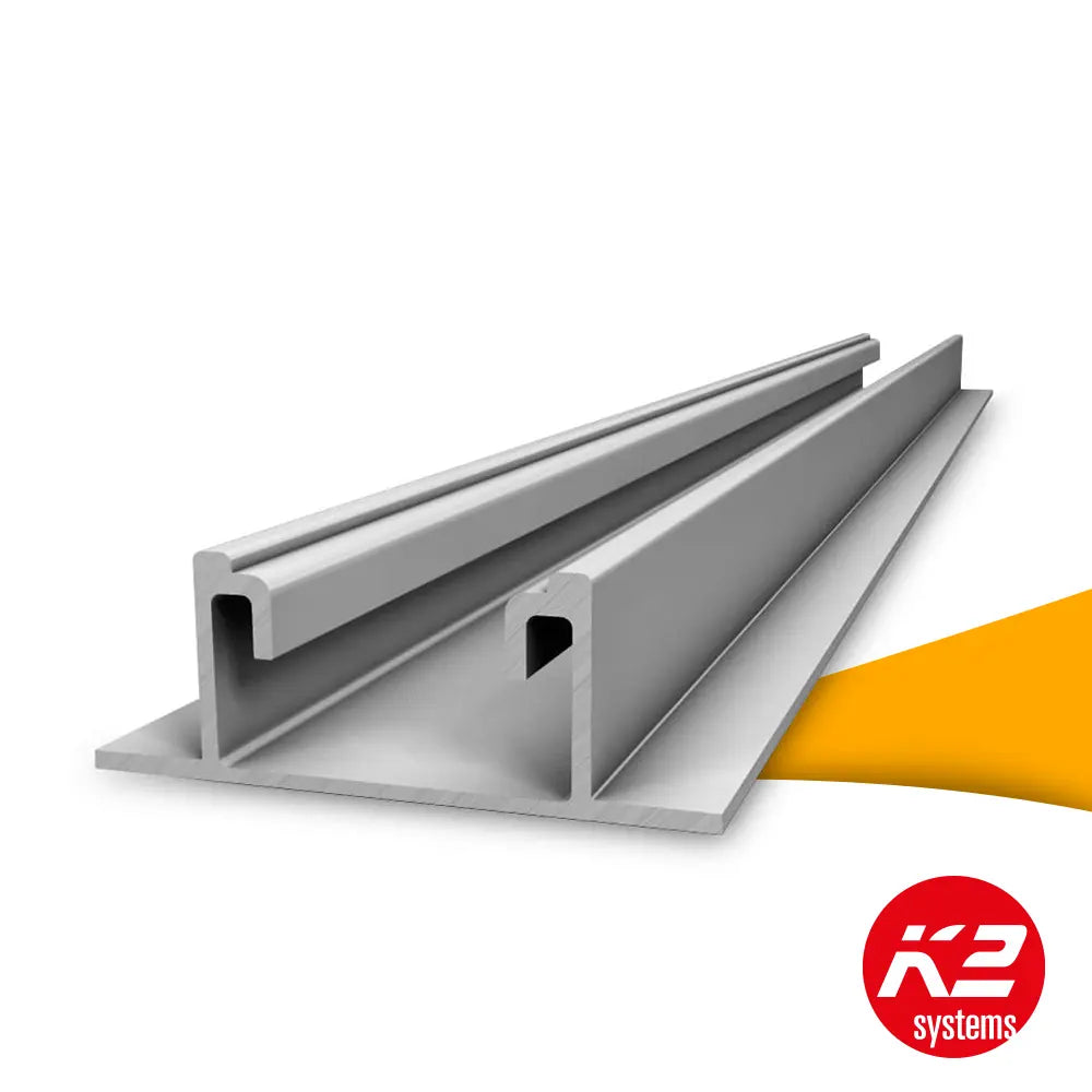 K2 BasicRail 5,95 m voor trapeziumdak kopen bij solago.nl, montagesysteemrail op witte achtergrond met oranje podium productfoto