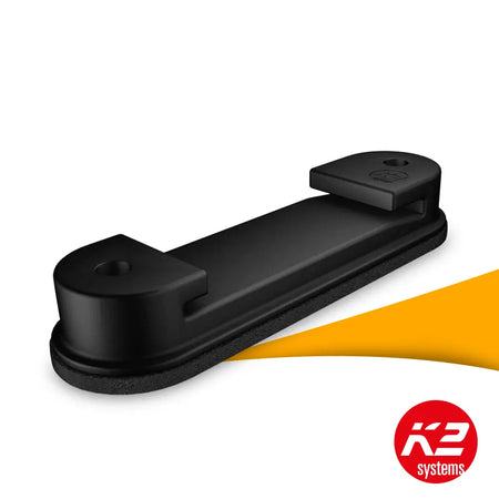 K2 BasicClip voor trapeziumdak 1001164 kopen bij solago.nl, bevestigingsclip voor montagesysteem op witte achtergrond met oranje podium