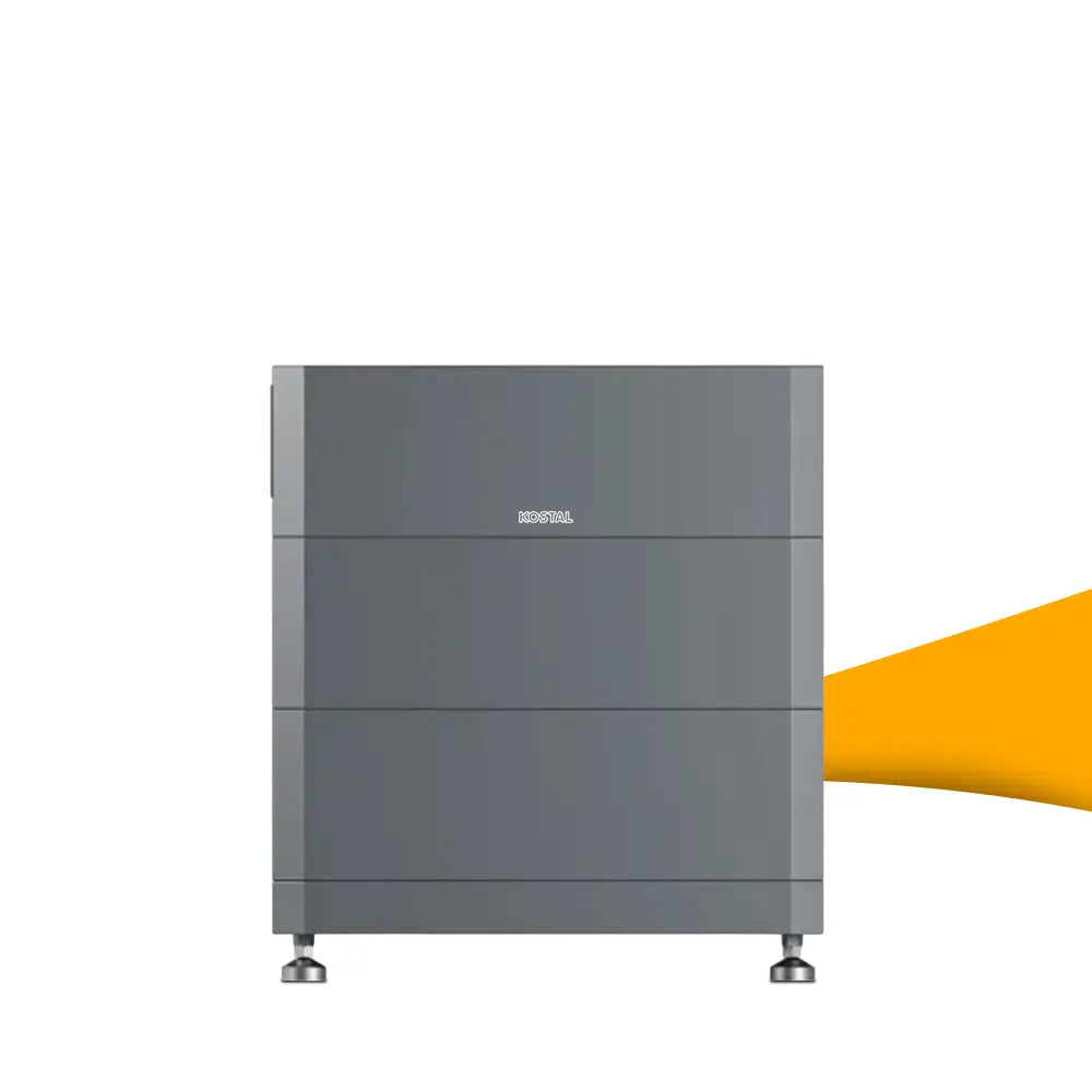 Donkergrijze KOSTAL HELIVOR HV batterij-opslag (6,4 kWh) met een torenachtige, modulaire opbouw op voetjes.
