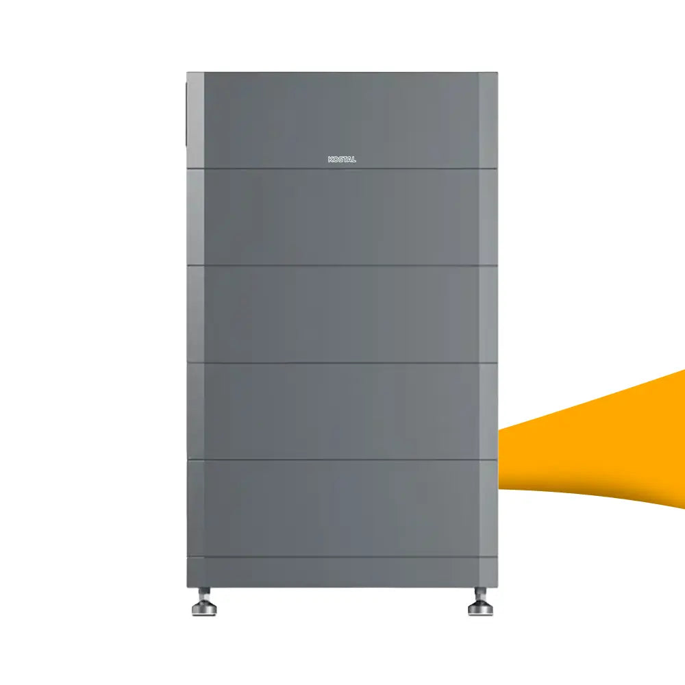 Donkergrijze KOSTAL HELIVOR HV batterij-opslag (12,8 kWh) met een torenachtige, modulaire opbouw op voetjes.