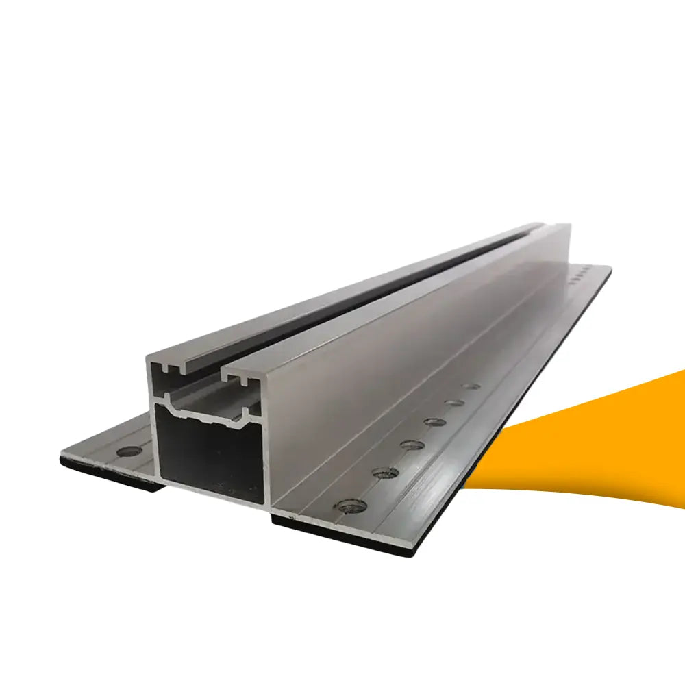 Kurzschiene voor trapeziumdak 400x90x30 mm kopen bij solago.nl, montagerail op witte achtergrond met oranje podium productfoto