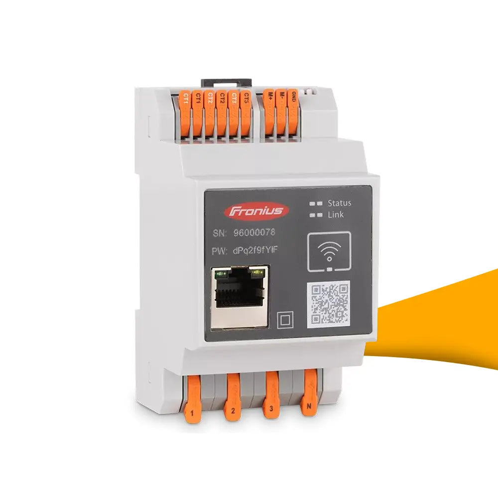 Fronius Smart Meter IP kopen bij solago.nl – slimme verbruiksmeter op witte achtergrond met oranje podium
