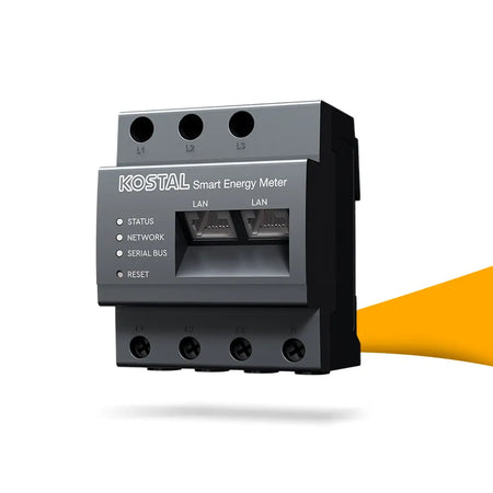 Kostal Smart Energy Meter G2/G3 kopen bij solago.nl – smart meter op witte achtergrond met oranje podium
