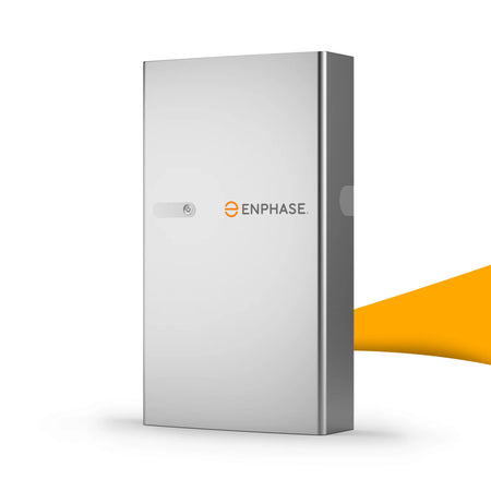 Enphase IQ Battery 5P FlexPhase thuisaccu 5 kWh voor zonnepanelen, compacte energieopslag voor meer zelfverbruik, kopen bij solago.nl, op witte achtergrond met oranje podium