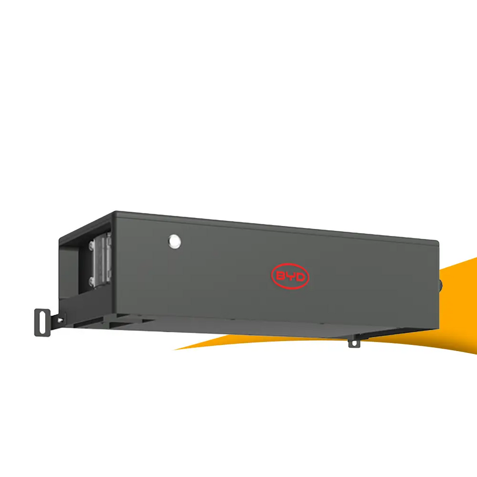 BYD Battery-Box HVB BCU + Base kopen bij solago.nl, besturingsunit en basis voor thuisbatterij op witte achtergrond met oranje podium