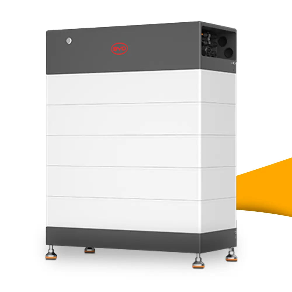 BYD Battery-Box HVB 14,8 kWh thuisbatterij kopen bij solago.nl, energieopslag productfoto op witte achtergrond met oranje podium