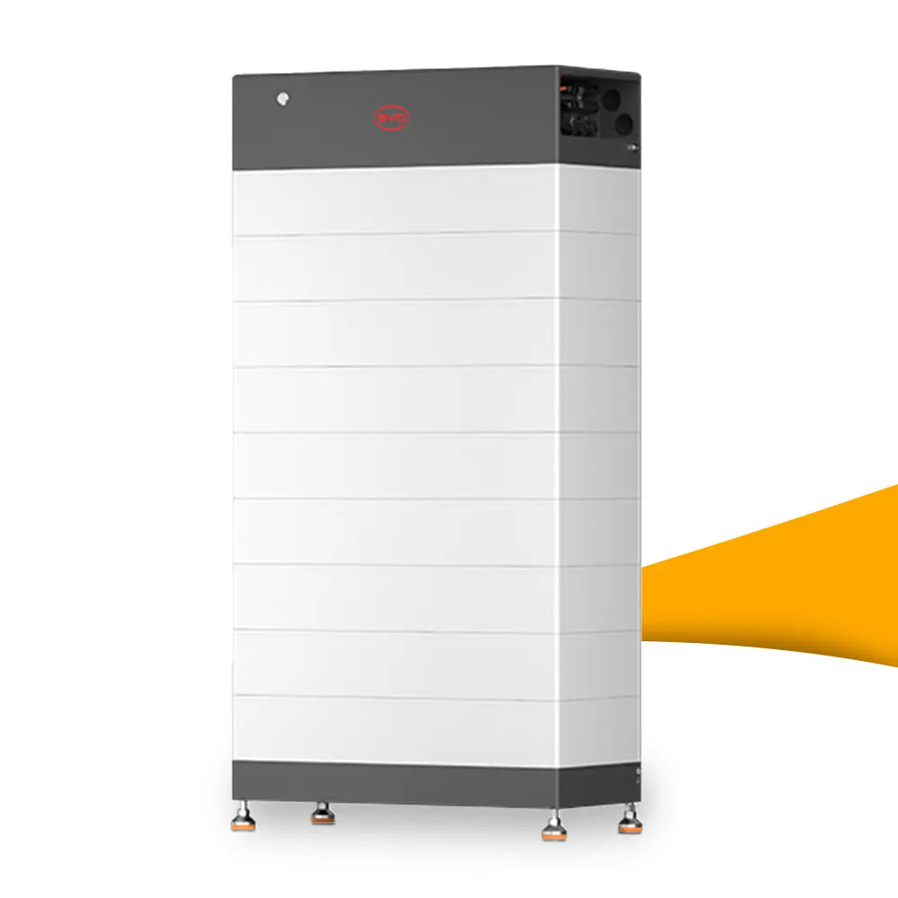 BYD Battery-Box HVB 26,7 kWh thuisbatterij kopen bij solago.nl, energieopslag op witte achtergrond met oranje podium