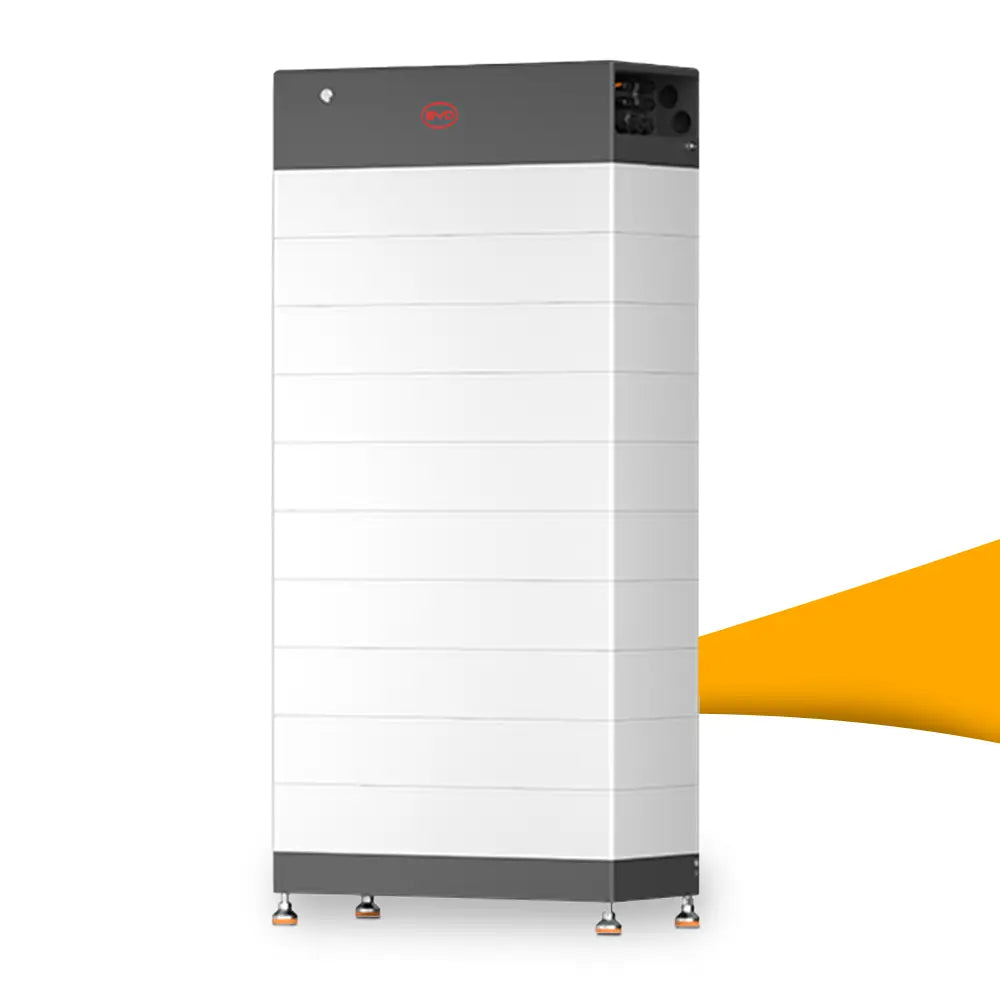 BYD Battery-Box HVB 29,6 kWh thuisbatterij kopen bij solago.nl, energieopslag op witte achtergrond met oranje podium productfoto