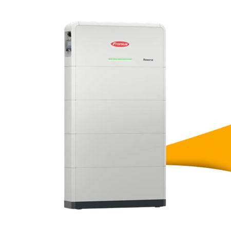 Fronius Reserva 12.6 energieopslag 12,63 kWh voor zonnepanelen, hoge opslagcapaciteit voor meer zelfconsumptie, bestellen bij solago.nl, op witte achtergrond met oranje podium