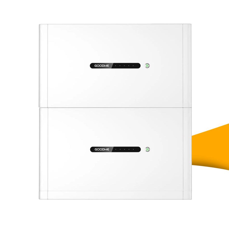 GoodWe Lynx D thuisbatterij 10 kWh voor zonnepanelen, betrouwbare energieopslag voor meer zelfverbruik, kopen bij solago.nl, op witte achtergrond met oranje podium