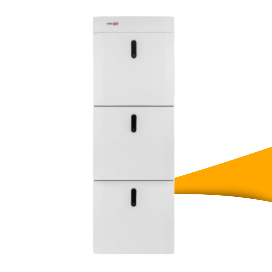 SolarEdge Home Battery LV zonne-batterij 13,8 kWh voor zonnepanelen, hoge opslagcapaciteit voor meer eigen verbruik en efficiënt energiebeheer, kopen bij solago.nl, op witte achtergrond met oranje podium