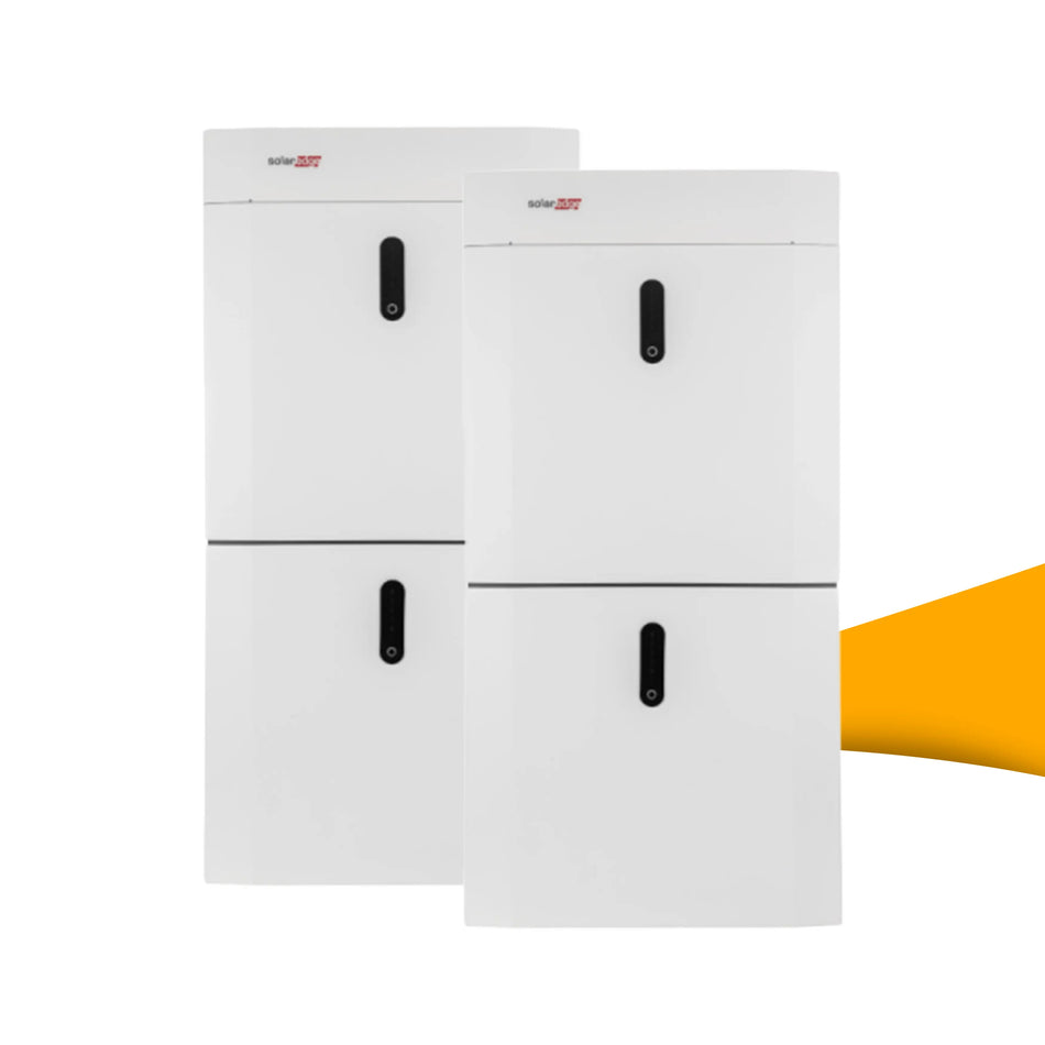 SolarEdge Home Battery LV thuisaccu 18,4 kWh voor zonnepanelen, grote energieopslag voor maximale zelfconsumptie en meer autonomie, kopen bij solago.nl, op witte achtergrond met oranje podium