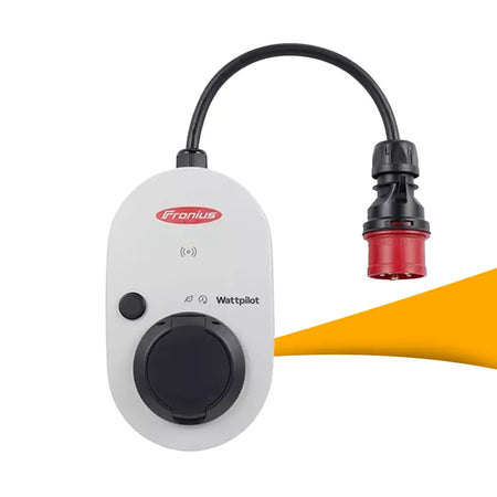 Fronius Wattpilot HOME wallbox, slimme EV-lader voor thuisladen met dynamisch laadvermogen en energiebeheer, wallbox kopen bij solago.nl, op witte achtergrond met oranje podium