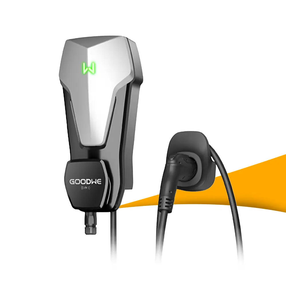 GoodWe GW11K-HCA-20 EV charger wallbox 11 kW, slimme laadpaal voor thuisladen met efficiënt energiebeheer, wallbox bestellen bij solago.nl, op witte achtergrond met oranje podium
